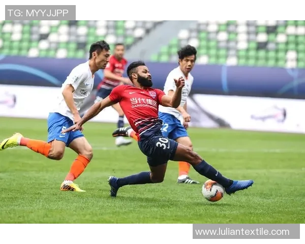 山东鲁能迎战重庆当代激战第二十轮争夺战全力争胜展现球队实力 山东鲁能迎战重庆当代激战第二十轮争夺战全力争胜展现球队实力