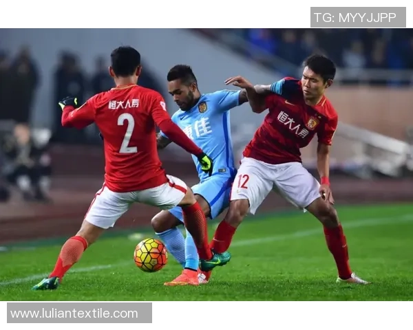 广州恒大与大连人激战正酣九月二十七日精彩对决引发球迷热议